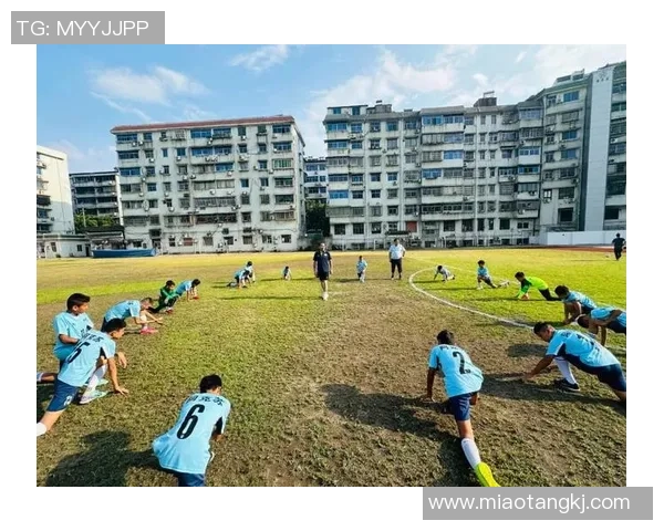 昔日绿茵场上的英雄们退役后重聚合影留念共话足球人生与荣耀回忆